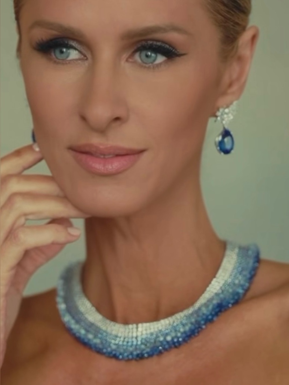 Dark Blue to Sky Blue … Stunning Crystal Collar Necklace